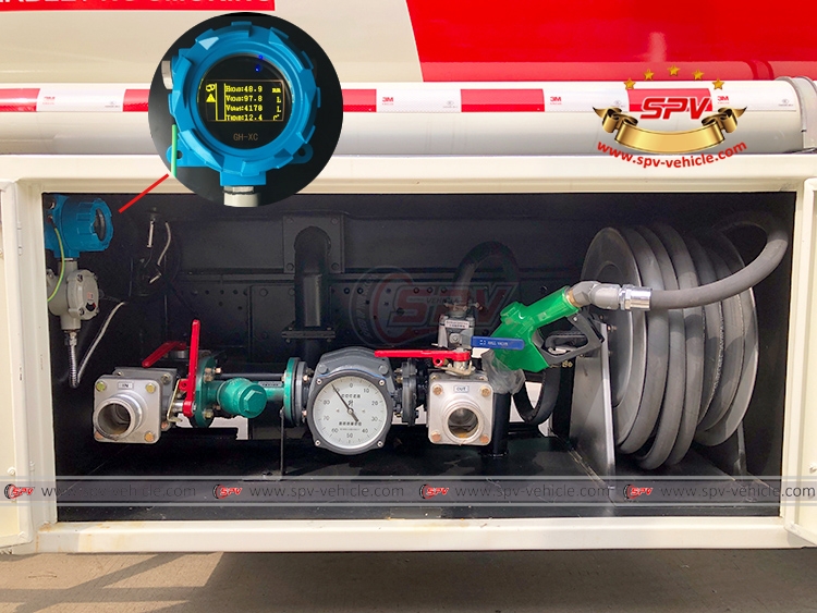 4,000 Litres Refueling Tank Truck ISUZU - Discharge Box